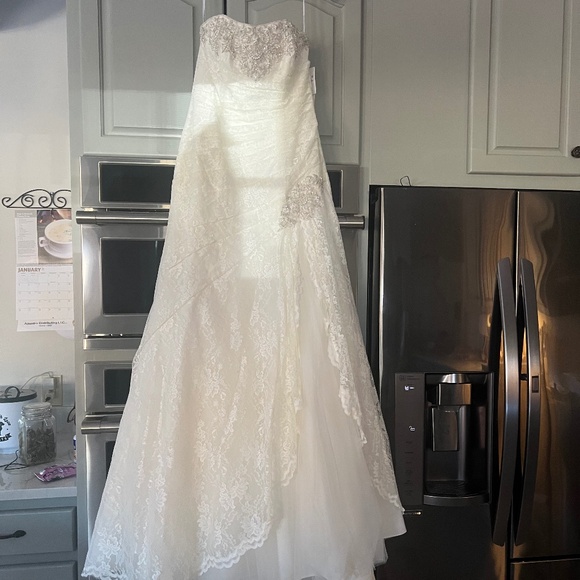 REDUCED PRICE $150
NEW WITH TAGS Davids Bridal Wedding Gown Size 10 - Picture 1 of 16